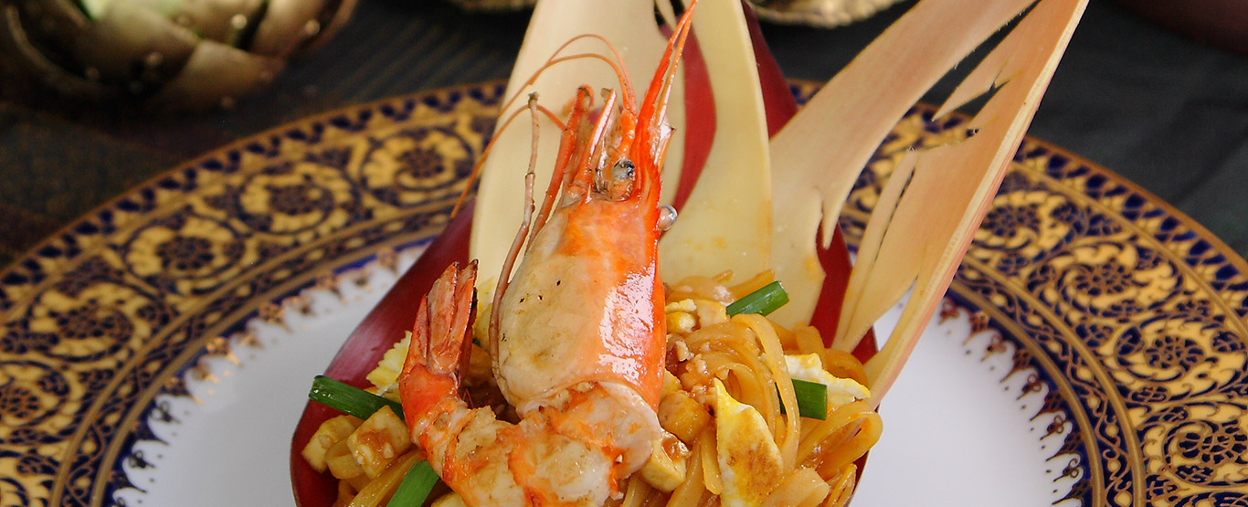 Mekhong Cha-Thai Cocktails with pad-thai